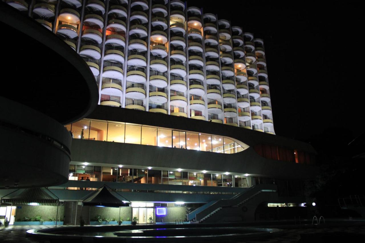 Hotel Mont Febe Яунде Екстер'єр фото