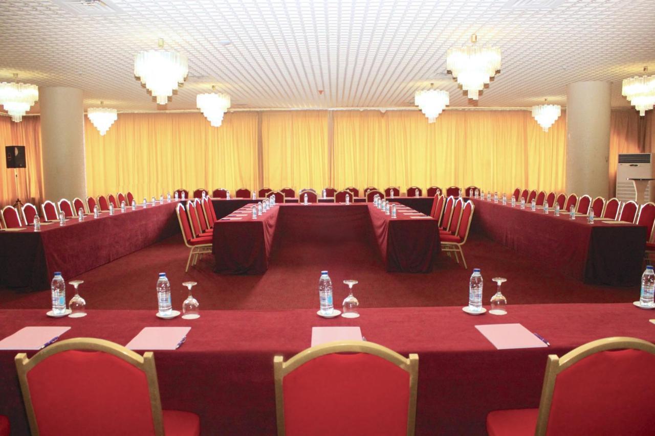 Hotel Mont Febe Яунде Екстер'єр фото