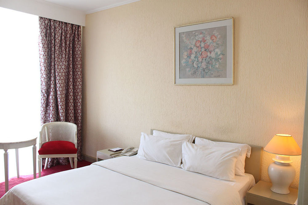 Hotel Mont Febe Яунде Екстер'єр фото