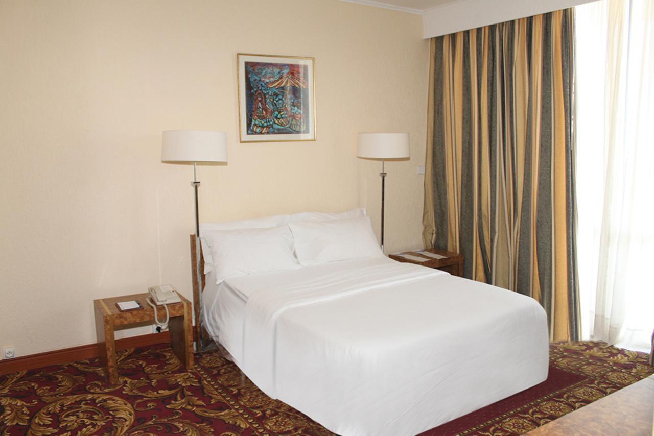 Hotel Mont Febe Яунде Екстер'єр фото