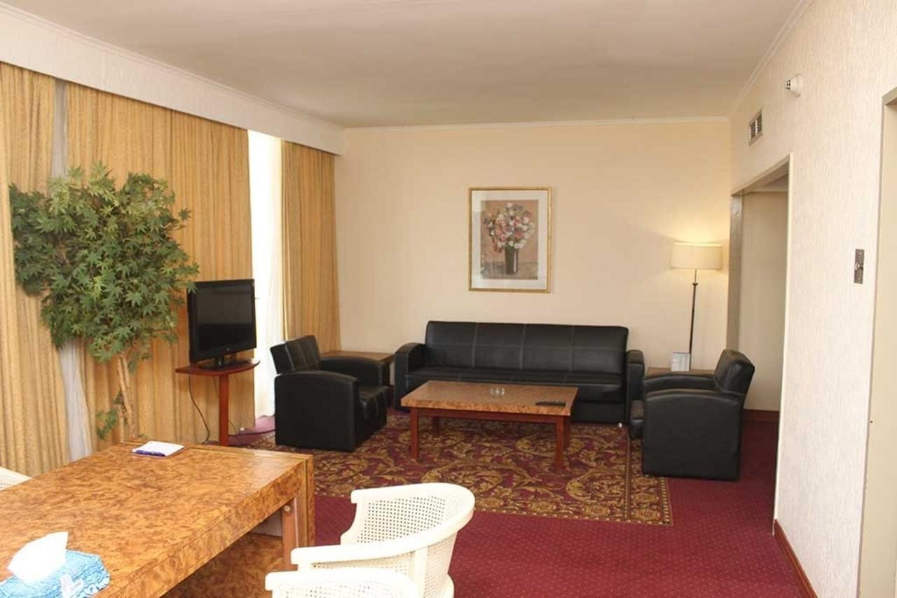 Hotel Mont Febe Яунде Екстер'єр фото