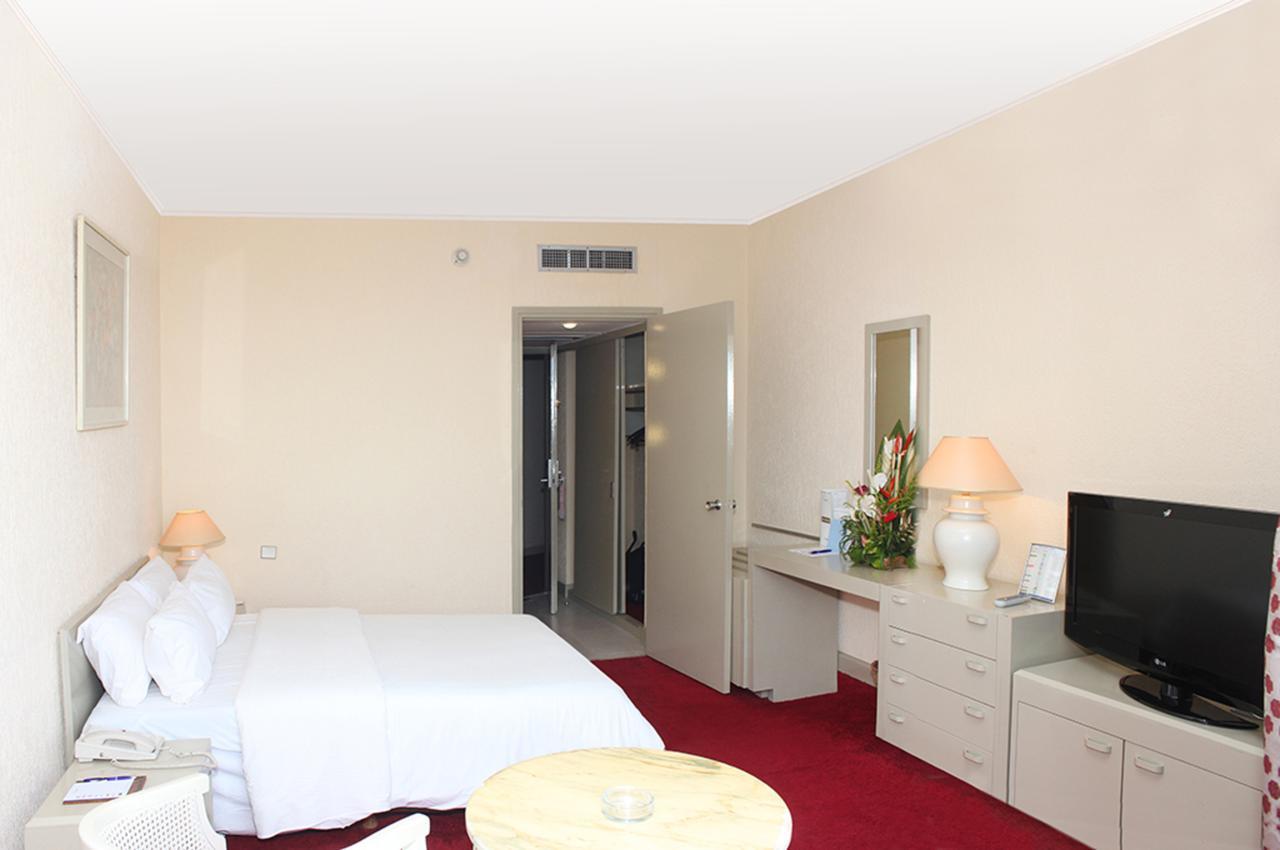 Hotel Mont Febe Яунде Екстер'єр фото