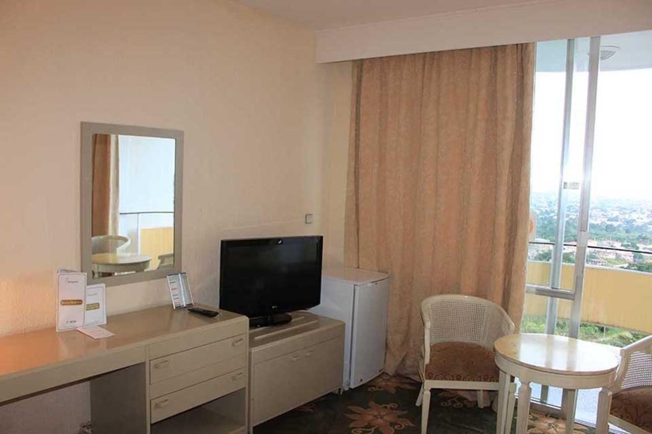 Hotel Mont Febe Яунде Екстер'єр фото
