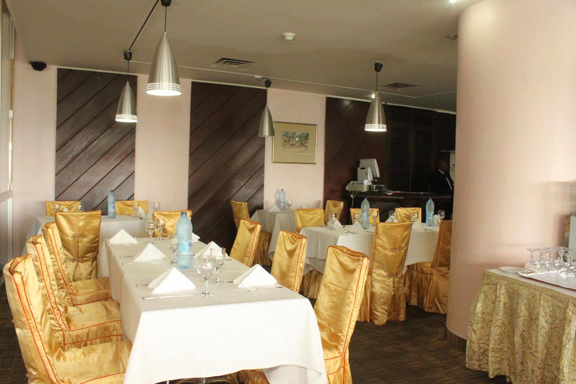 Hotel Mont Febe Яунде Екстер'єр фото