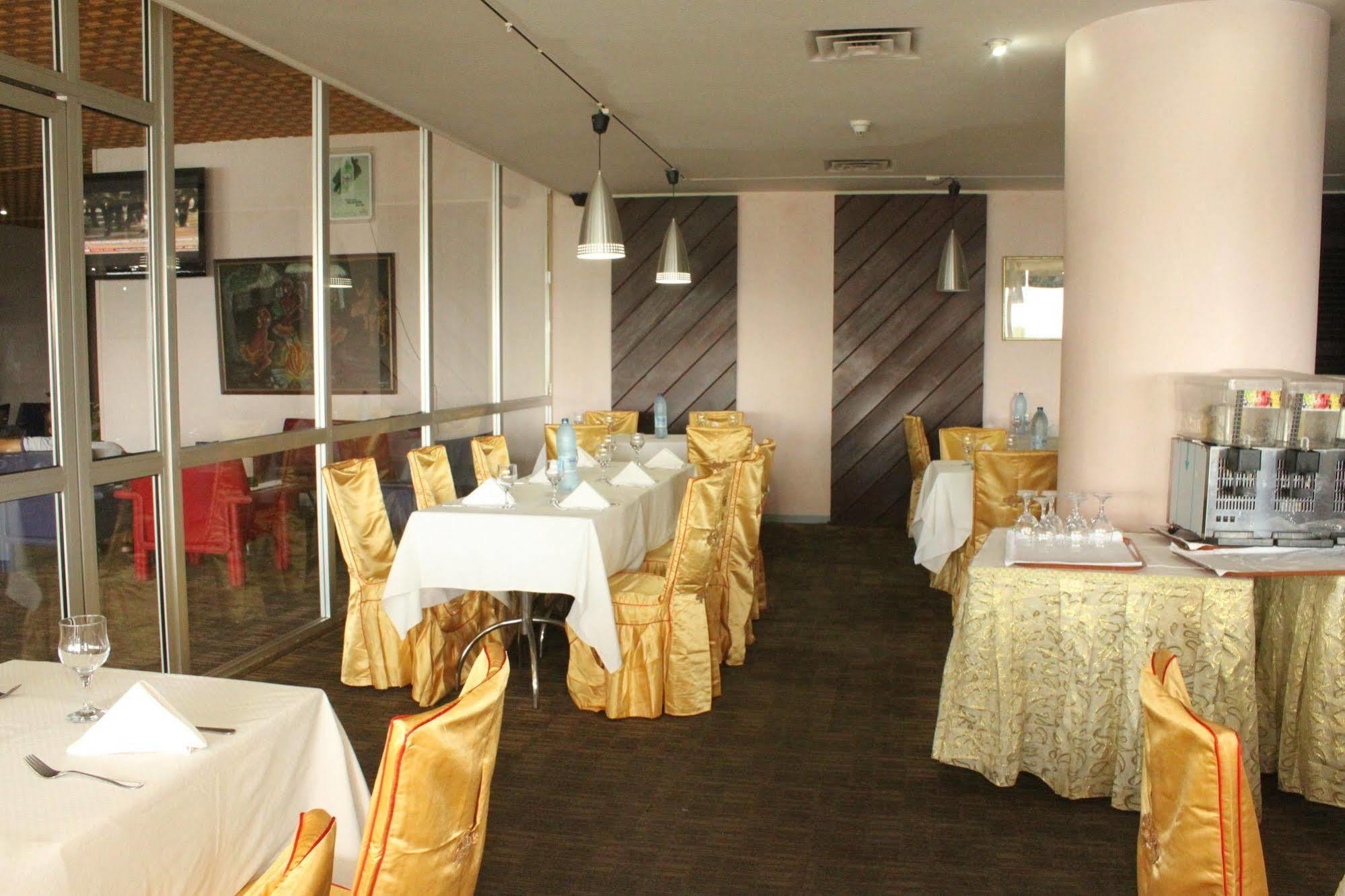 Hotel Mont Febe Яунде Екстер'єр фото