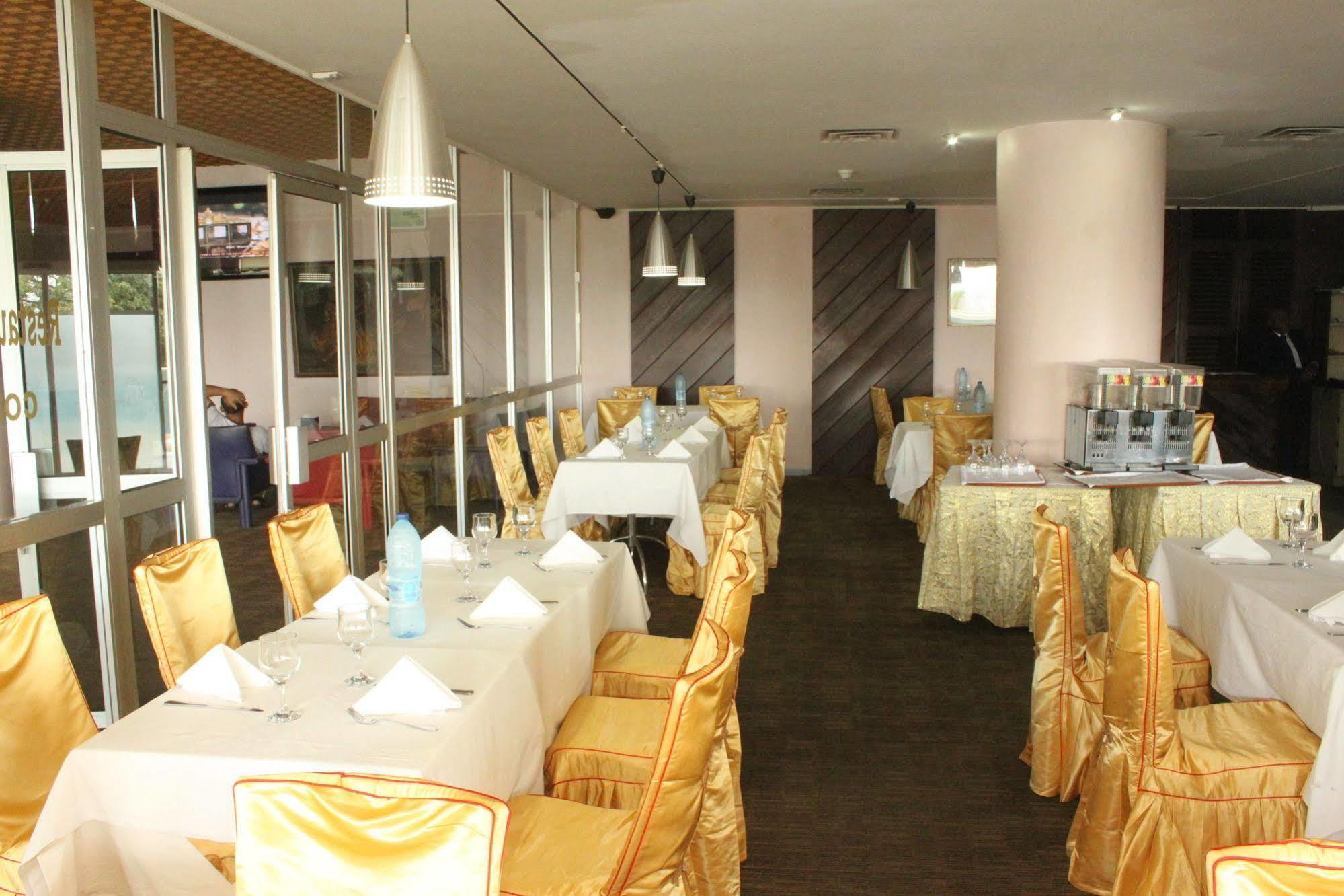 Hotel Mont Febe Яунде Екстер'єр фото