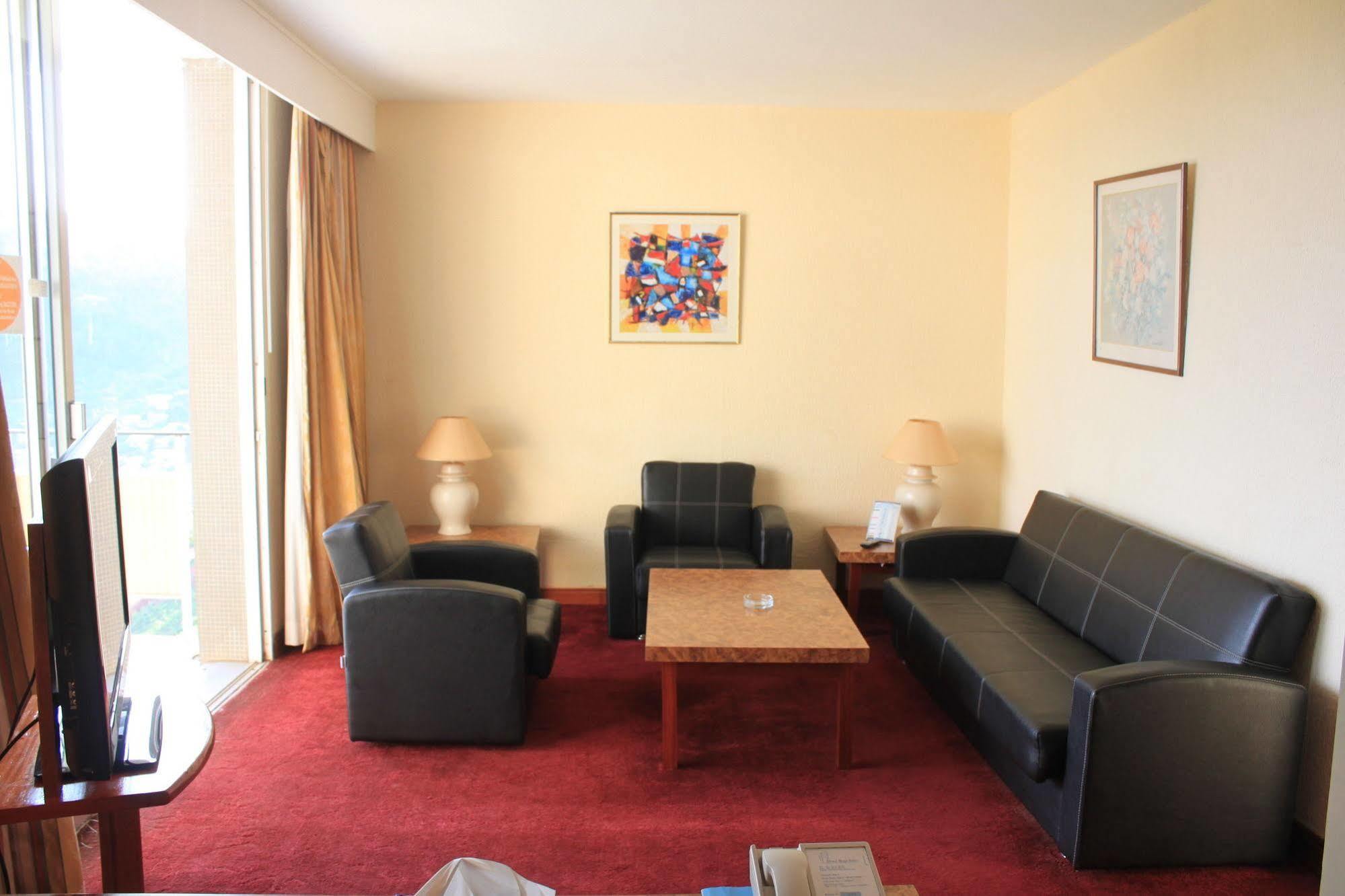 Hotel Mont Febe Яунде Екстер'єр фото