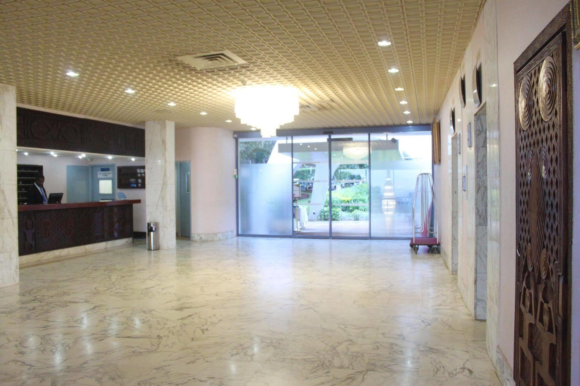 Hotel Mont Febe Яунде Екстер'єр фото