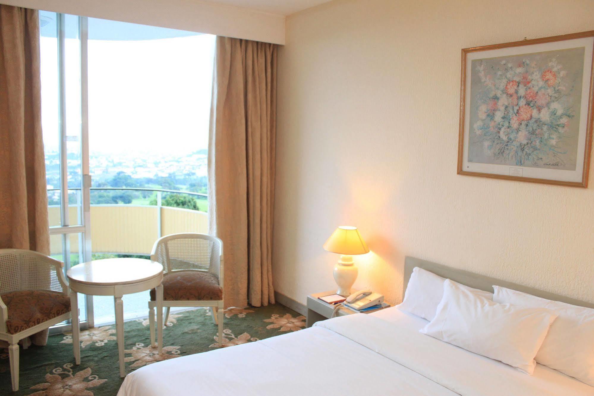 Hotel Mont Febe Яунде Екстер'єр фото