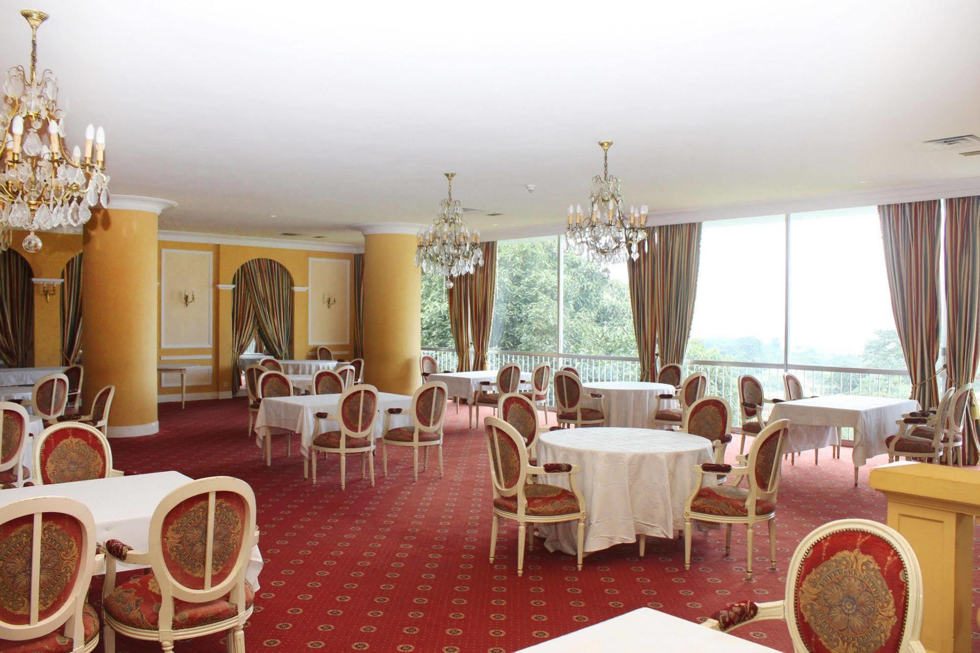 Hotel Mont Febe Яунде Екстер'єр фото