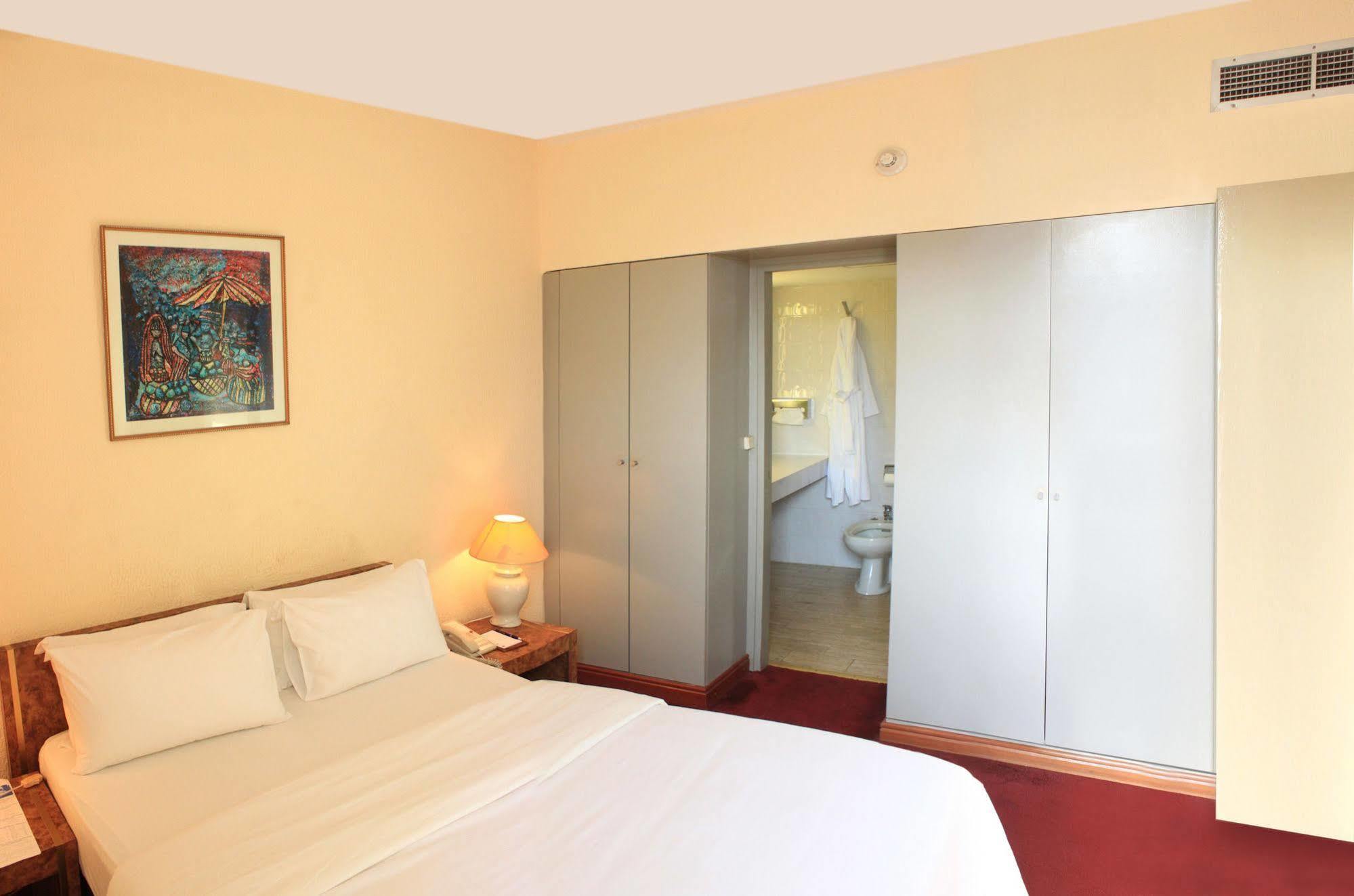 Hotel Mont Febe Яунде Екстер'єр фото
