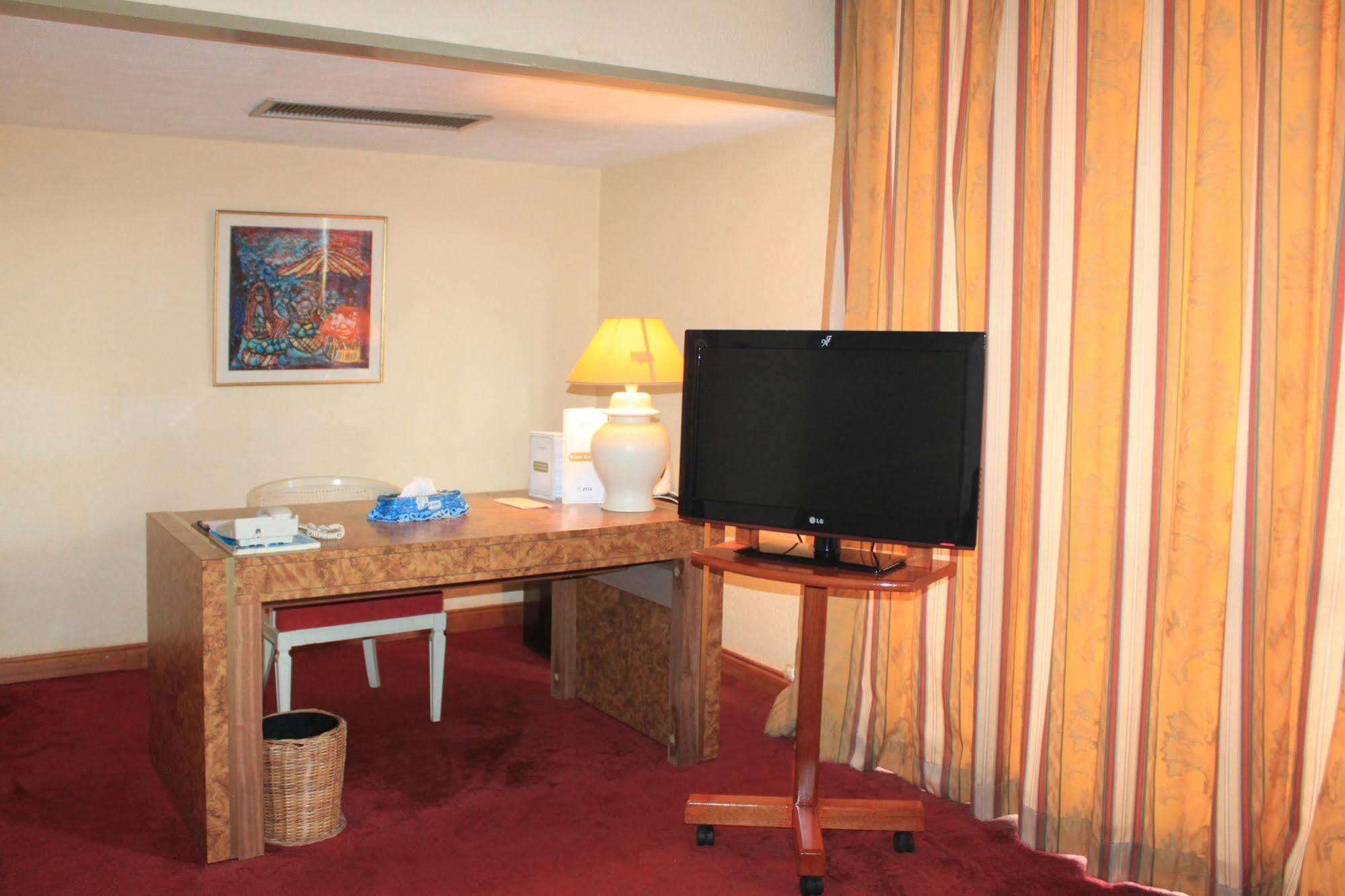 Hotel Mont Febe Яунде Екстер'єр фото