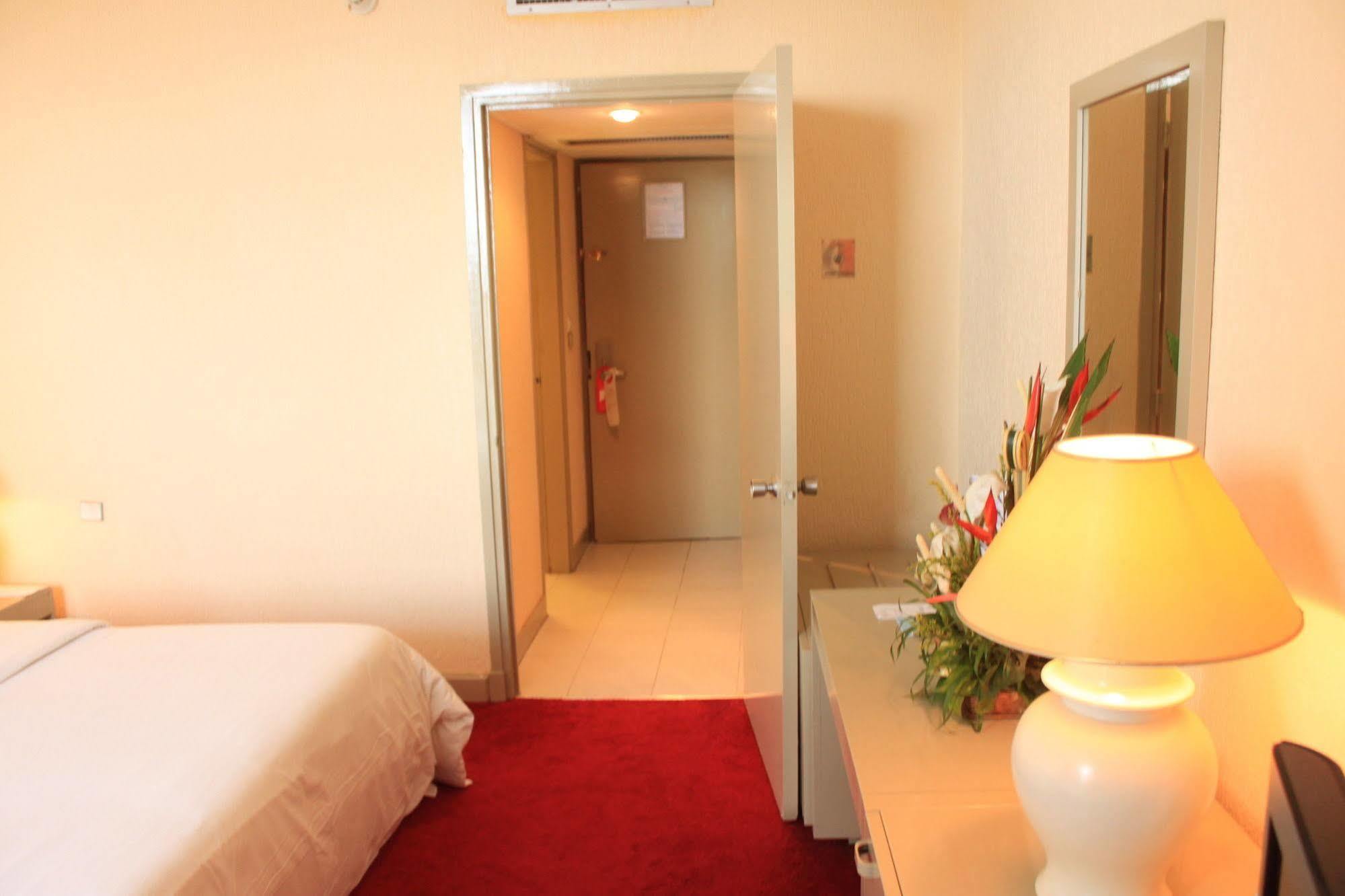 Hotel Mont Febe Яунде Екстер'єр фото