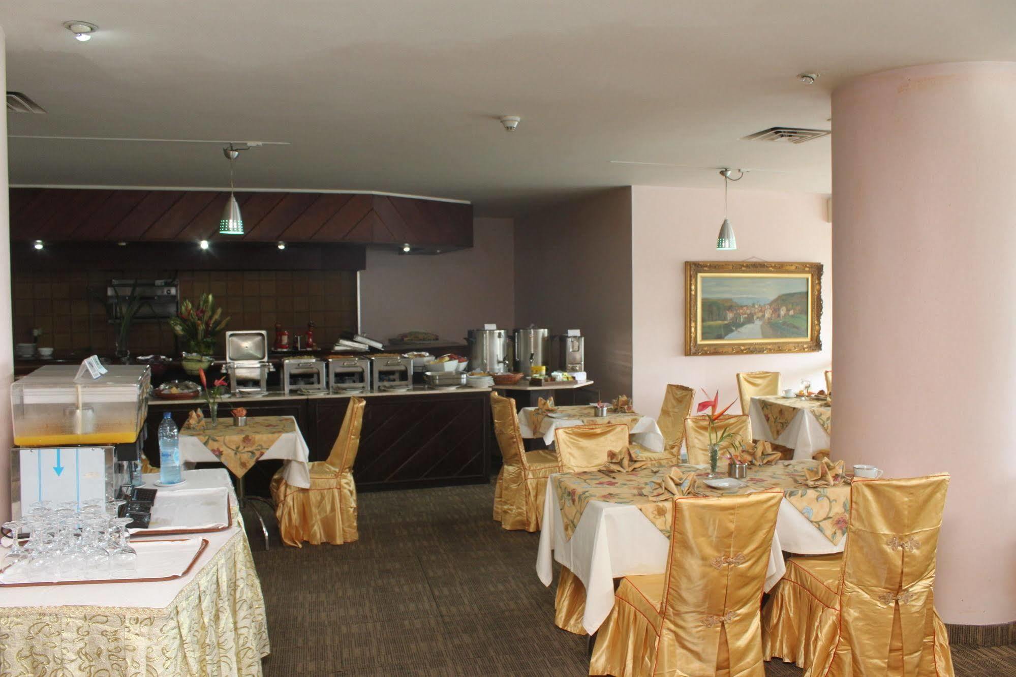 Hotel Mont Febe Яунде Екстер'єр фото