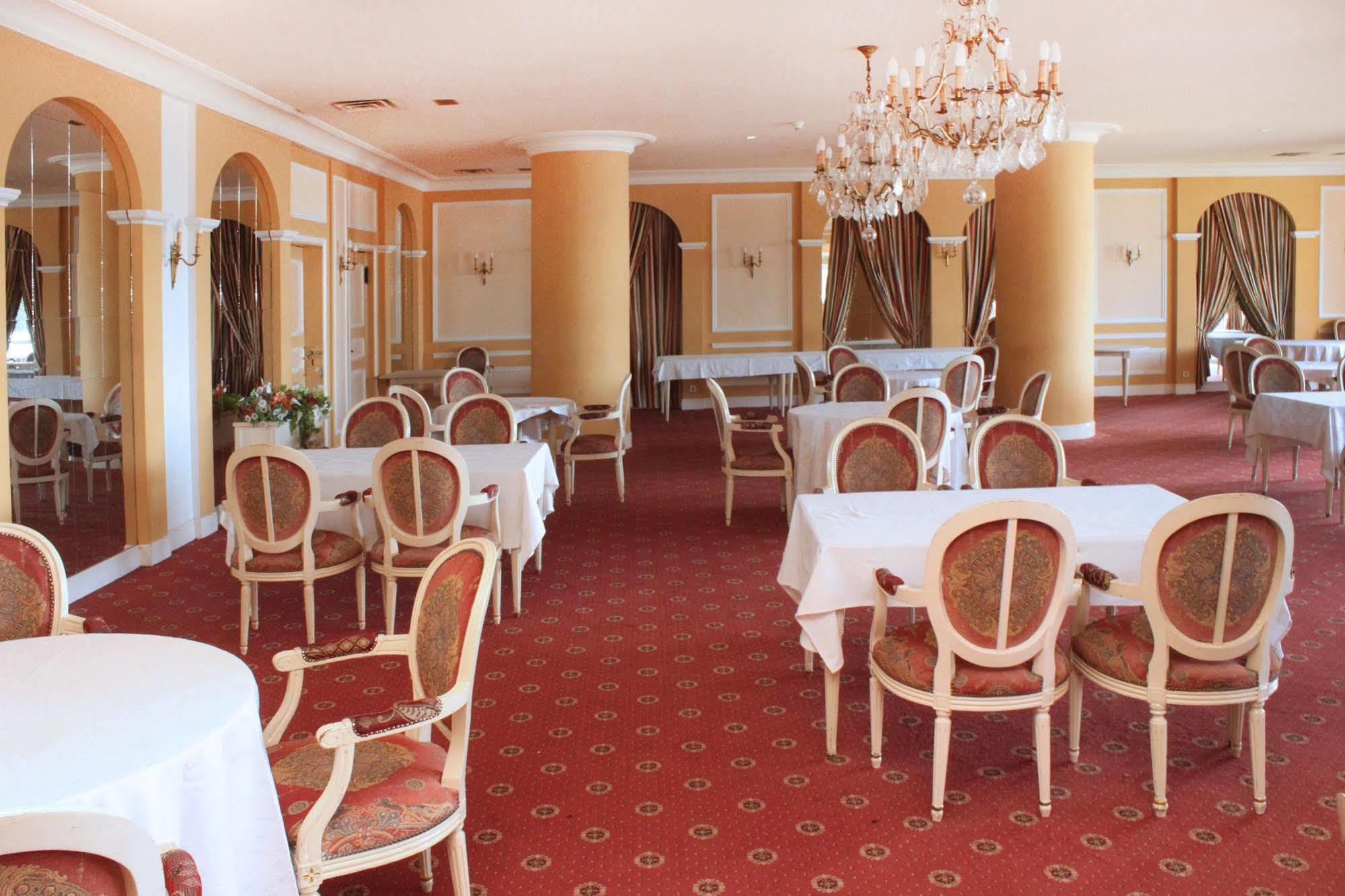 Hotel Mont Febe Яунде Екстер'єр фото